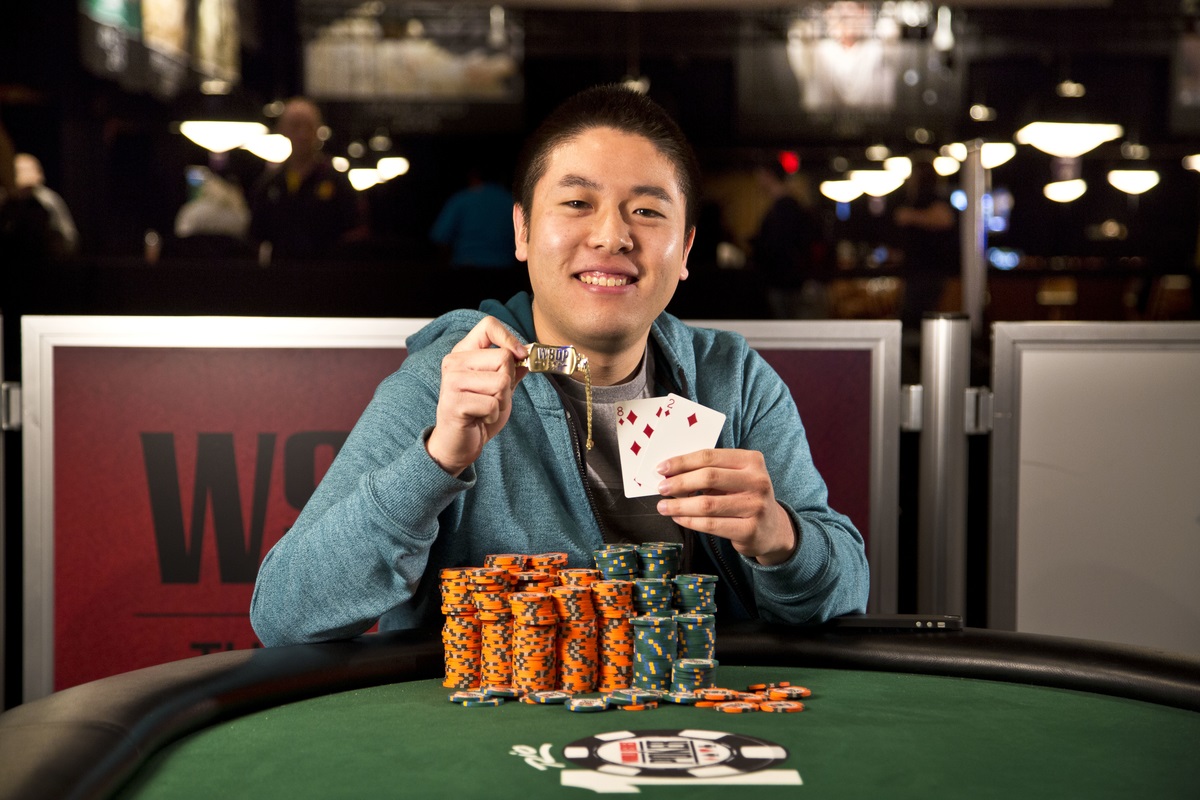 Cuando hay poker en mesa quien gana