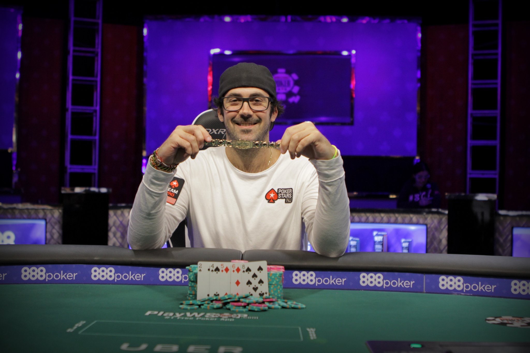 Cuando hay poker en mesa quien gana