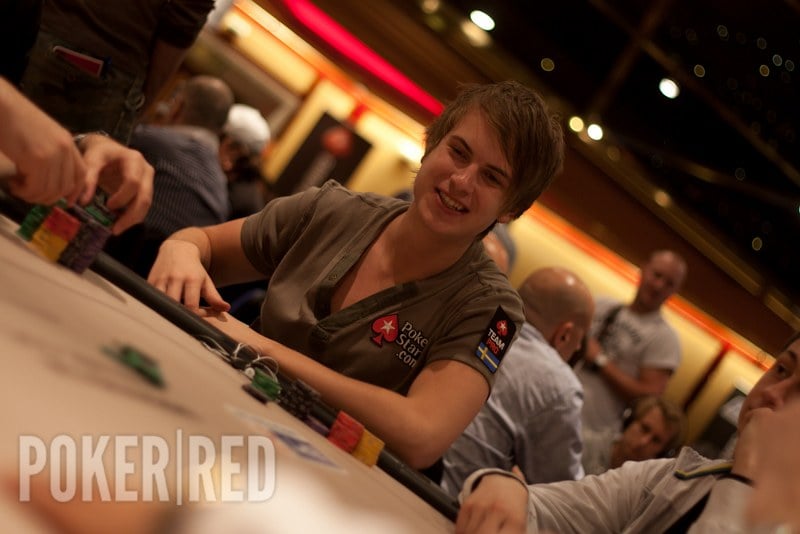 Poker le gana a color