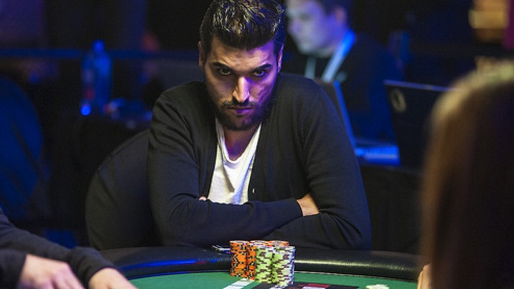 Manu Saavedra acaricia el brazalete con la punta de los dedos Manu Saavedra acaricia el brazalete con la punta de los dedos