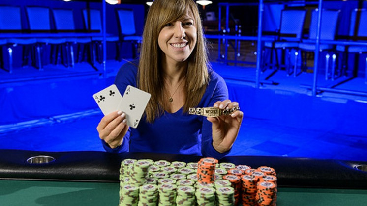 Kristen Bicknell, la primera mujer que gana un brazalete en 2016 Kristen Bicknell, la primera mujer que gana un brazalete en 2016