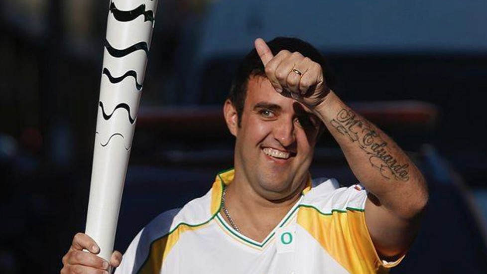 André Akkari porta con orgullo la antorcha olímpica en su camino a Rio 2016