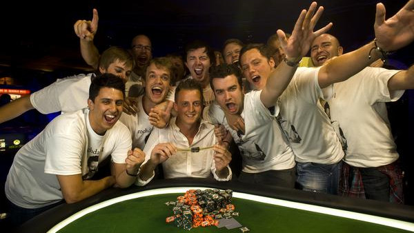 WSOP #57: Matthew Perrins y sus "hooligans" convierten el Rio en Wembley