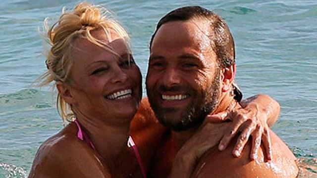 El marido de Pamela Anderson manda en la burbuja