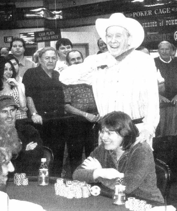 Amarillo Slim prometiendo que si Kathy Liebert ganaba el torneo se cortaría la cabeza