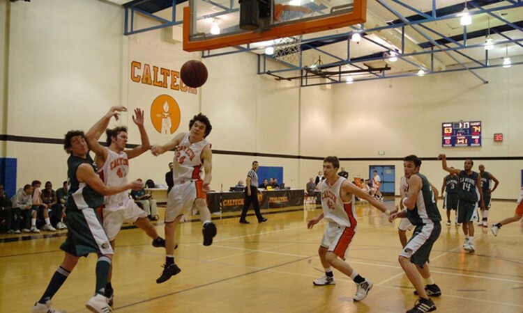 Huck Seed jugando al Basket