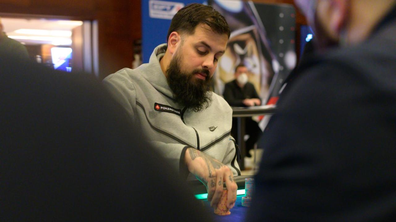 Raúl Mestre analiza el "hero-call" con quinta pareja de PapoMc en el Eureka Main EPT Praga