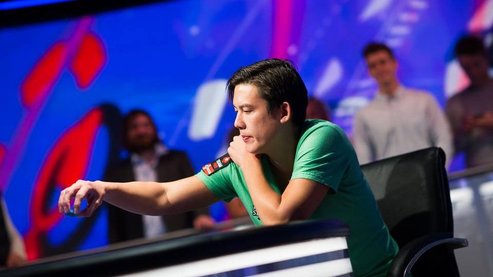 Adrián Mateos le gana a Lodden la mano del torneo