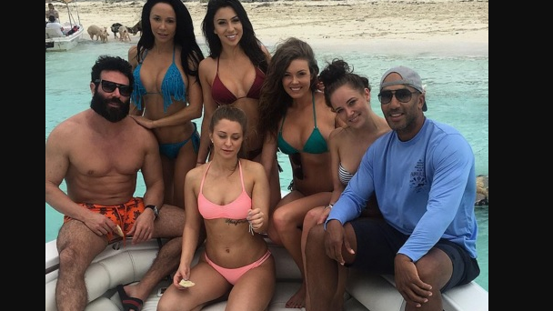 Dan Bilzerian y Bill Perkins acusan a Jean-Robert Bellande de hacer trampas en una partida privada Dan Bilzerian y Bill Perkins acusan a Jean-Robert Bellande de hacer trampas en una partida privada
