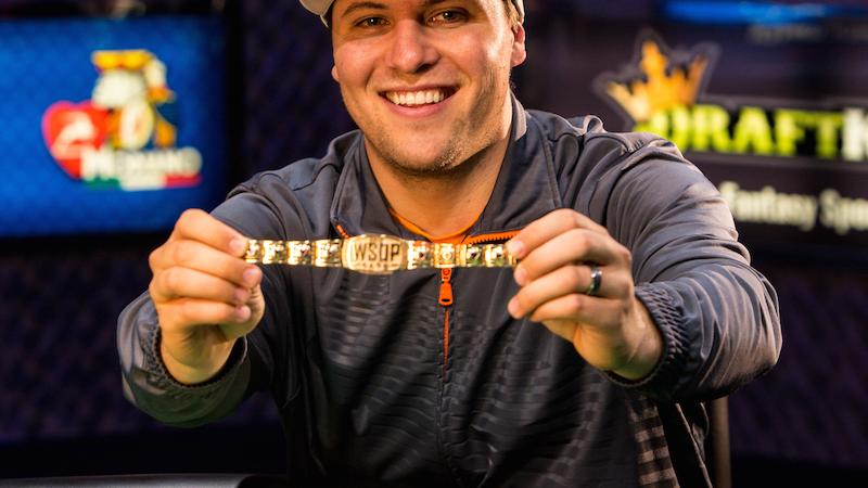 Día 2 WSOP: Brandon Barnette hace el primer posado con brazalete nuevo Día 2 WSOP: Brandon Barnette hace el primer posado con brazalete nuevo