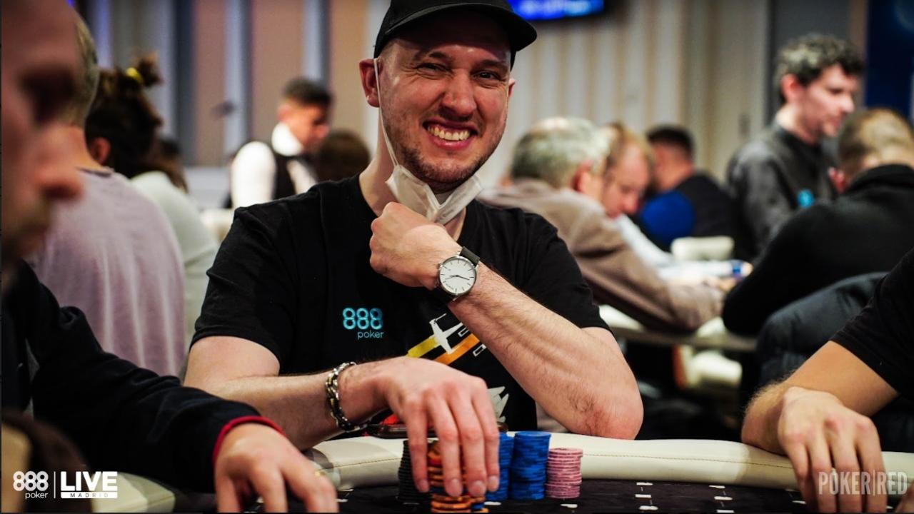 Ian Simpson ejerce de anfitrión dominando el Día 1B con un stack de 556.000 puntos