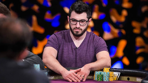 El duelo entre Galfond y Actionfreak comienza con ligera ventaja para la estrella online El duelo entre Galfond y Actionfreak comienza con ligera ventaja para la estrella online