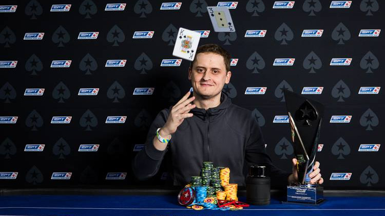 Oleksii Khoroshenin sale del Palacio Hofburg como campeón del EPT