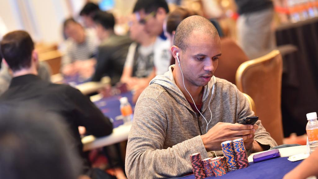 Phil Ivey domina un field con mayoría asiática