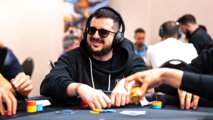 David Arévalo, solo ante el peligro en el Main Event Día 2