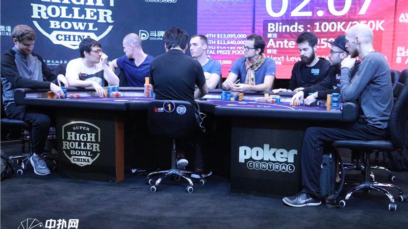 Justin Bonomo lidera la mesa final de una SHRBowl China que batió todos los presagios