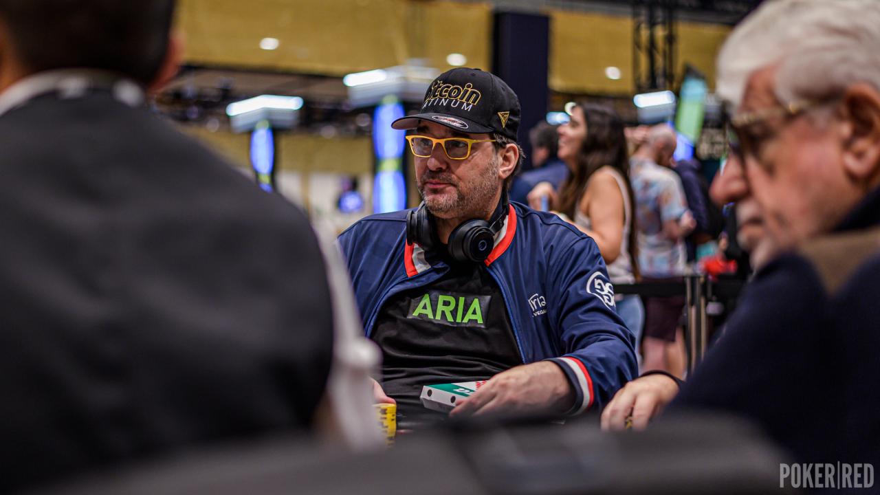 Phil Hellmuth vuelve a montar un numerito tras perder una mano