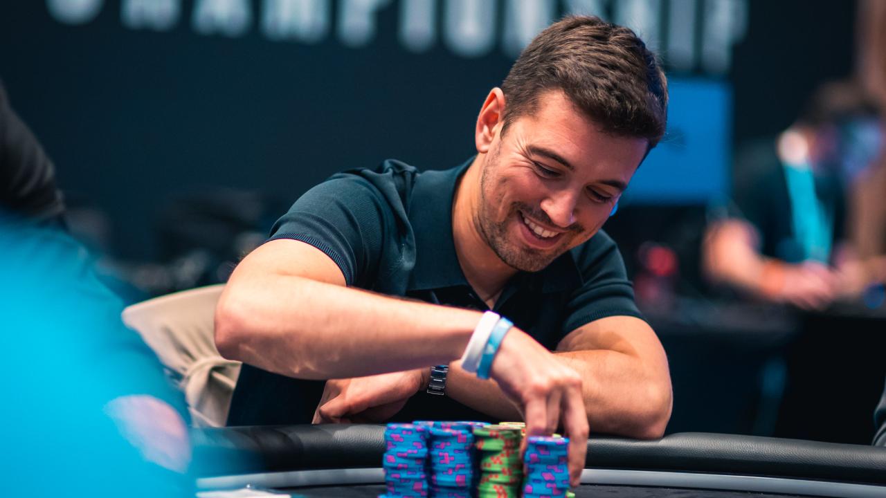 Vicente Delgado lidera con mano de hierro el Main Event Mid en la recta final