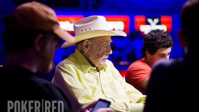 Doyle Brunson supera el cansancio para seguir en la brecha en el Main Event