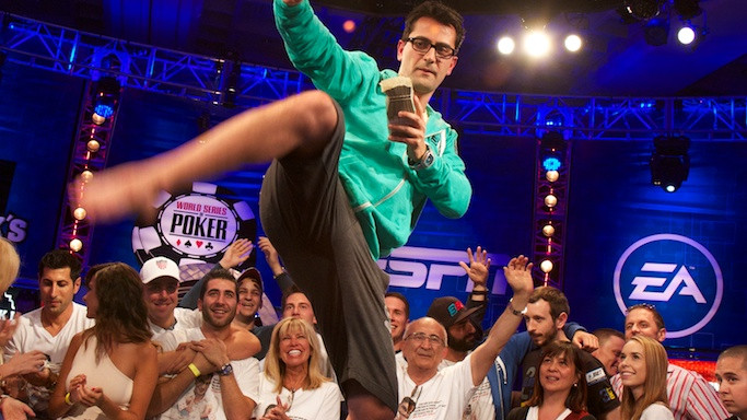 Esfandiari firma el primer gran contrato del futuro poker online en EE.UU. Esfandiari firma el primer gran contrato del futuro poker online en EE.UU.
