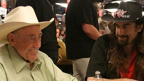 Doyle Brunson da la cara por Howard Lederer