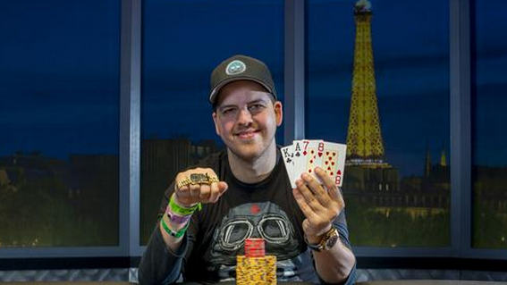 El primer brazalete de Noah Schwartz habla francés El primer brazalete de Noah Schwartz habla francés