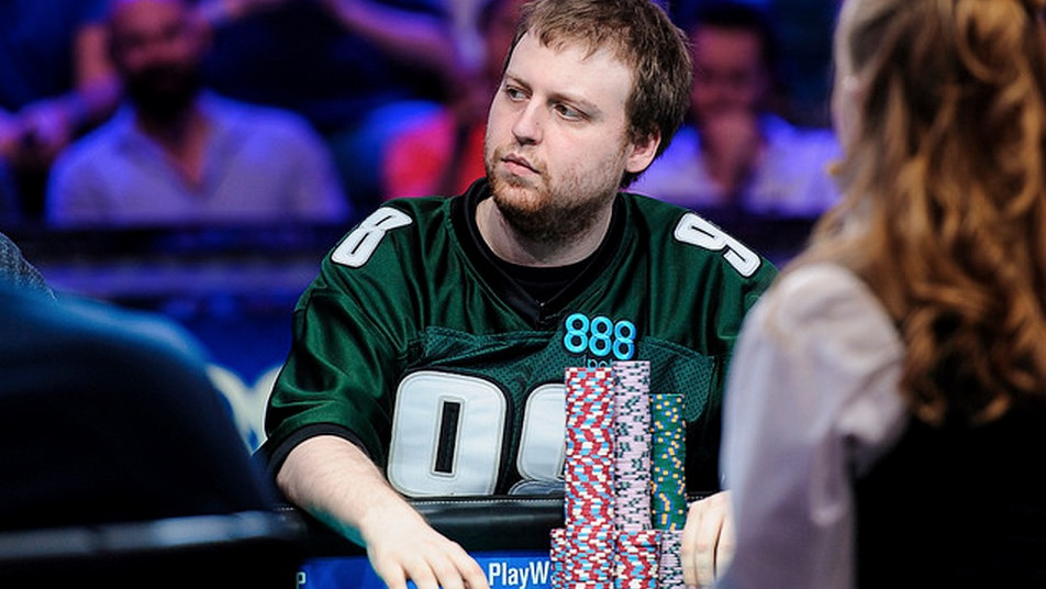 Joe McKeehen cumple el guión y sigue imparable hacia el título