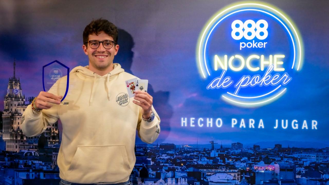 Cosme Gómez, ganador de la tercera entrega de "Noche de Poker"