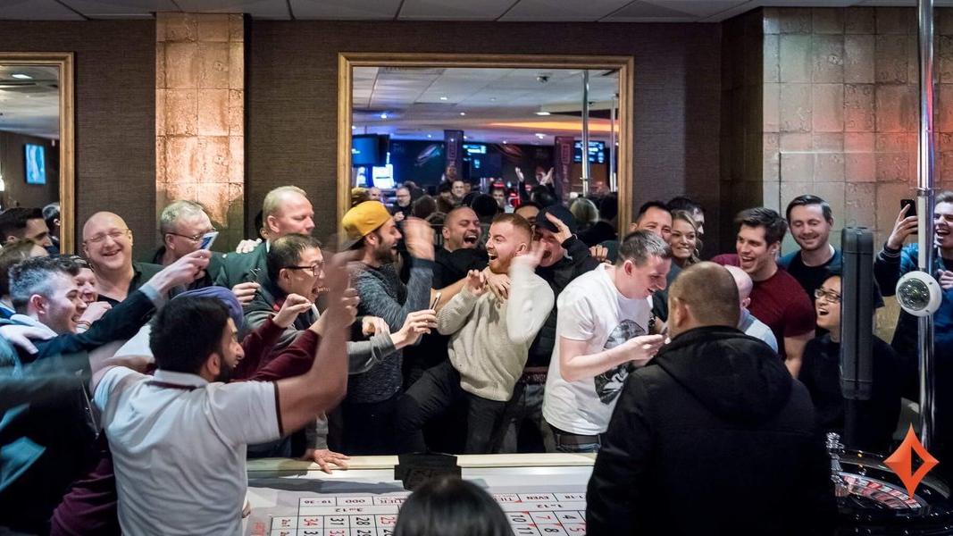 Jake Cody gana un torneo y se juega sus 42.000£ de premio al negro de la ruleta Jake Cody gana un torneo y se juega sus 42.000£ de premio al negro de la ruleta