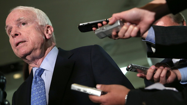 McCain juega al poker en el móvil durante la vista sobre el ataque a Siria en el Senado McCain juega al poker en el móvil durante la vista sobre el ataque a Siria en el Senado