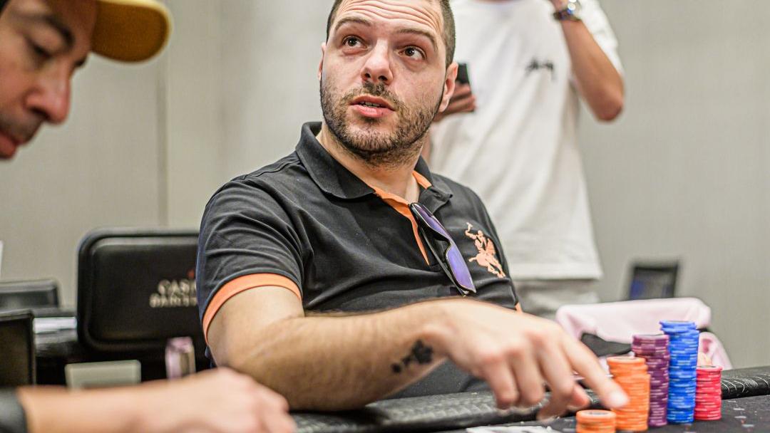 Ermano Di Nicola pasa chip leader del 1B con Adriá Diáz como representante de la armada Ermano Di Nicola pasa chip leader del 1B con Adriá Diáz como representante de la armada