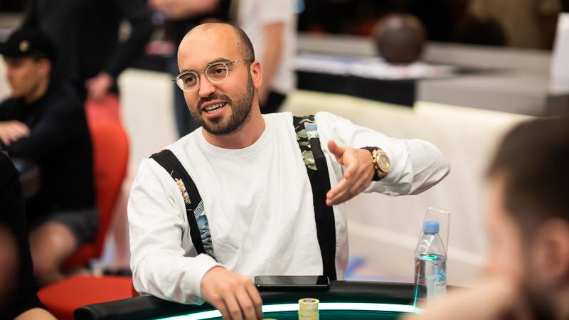 Bryn Kenney pone un millón sobre la mesa retando a Phil Hellmuth