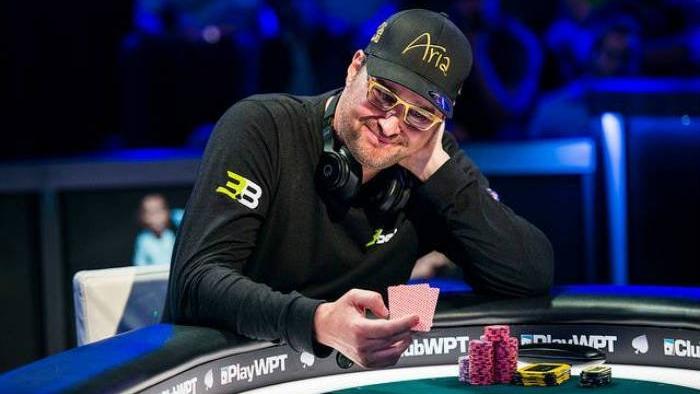 Phil Hellmuth se defiende de los ataques a su juego en una entrevista con Doug Polk