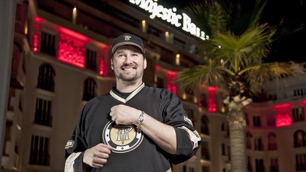 Phil Hellmuth le devuelve a Slime medio bote como compensación por la polémica mano entre ambos