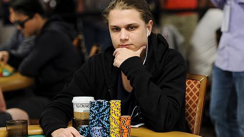 Niklas Astedt lidera la mesa final del Main Event WSOPC