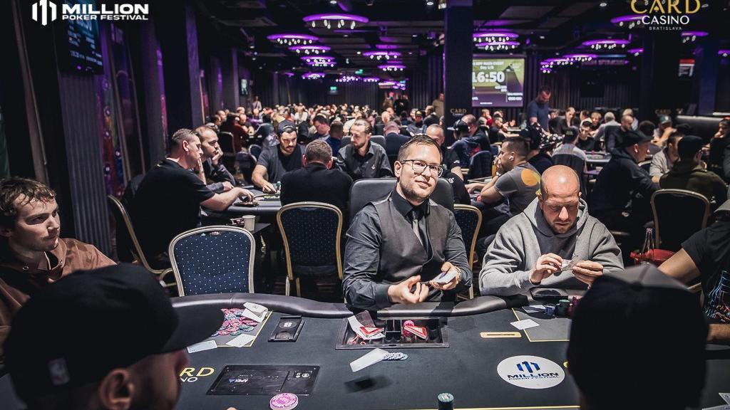 El Main Event del Million Poker Festival sigue su curso con uno de los nuestros cerca del primer trofeo El Main Event del Million Poker Festival sigue su curso con uno de los nuestros cerca del primer trofeo