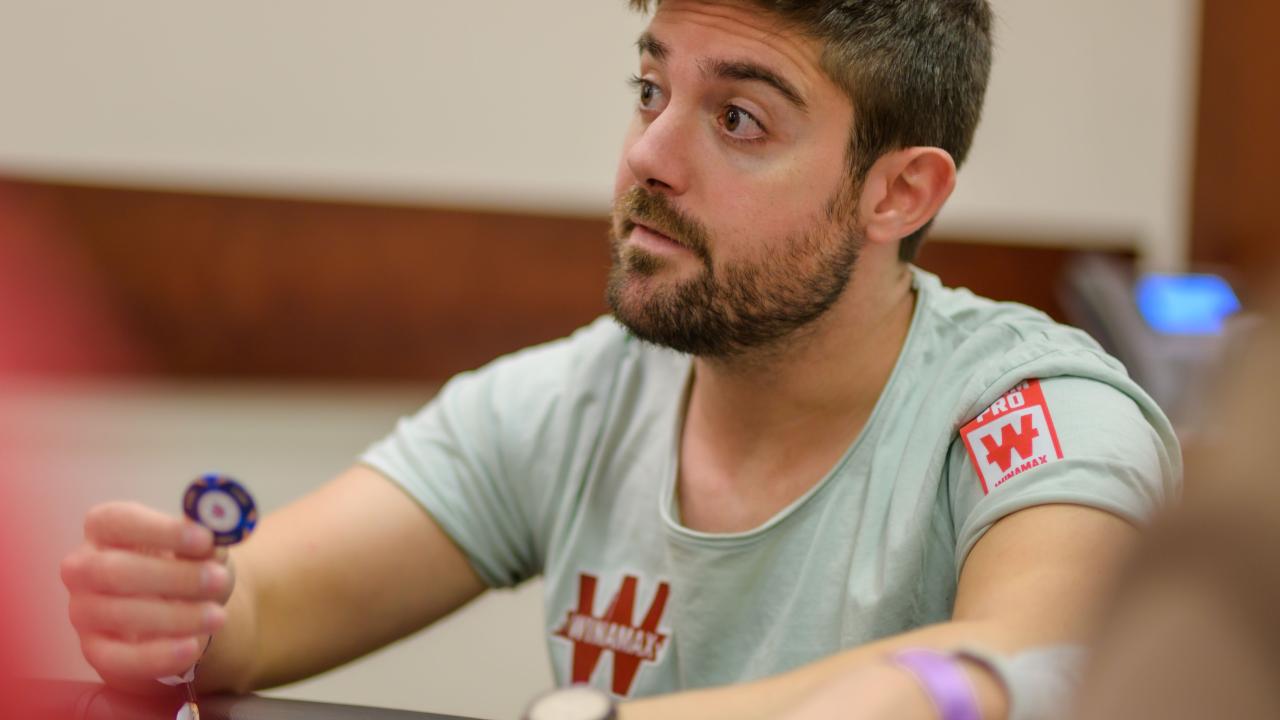Álex Romero ejerce de anfitrión en la fiesta del día 1B Álex Romero ejerce de anfitrión en la fiesta del día 1B