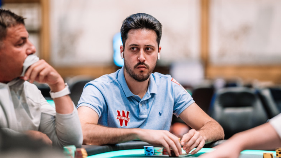 Adrian Mateos pasa chip leader al Día 2 del Event #50: $250,000 Super High Roller NLH