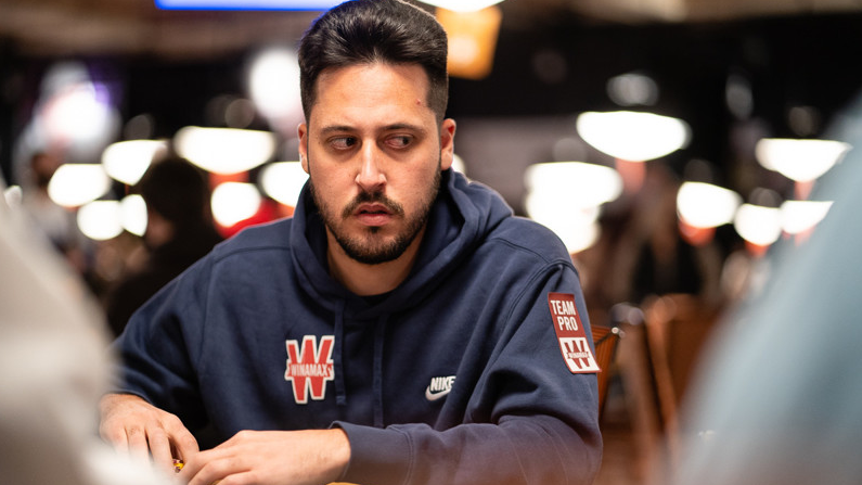 Adrián Mateos pasa al Día 2 del $250k Super High Roller con 114bb