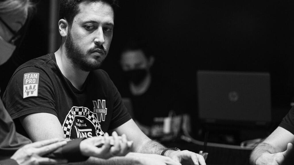 Adrián Mateos cae en el Día 1 de la Super High Roller Bowl de 305.000 $