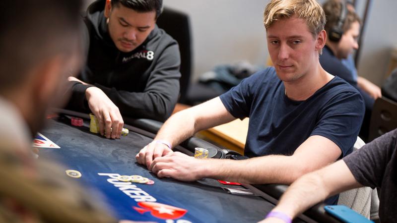 ¿Deberían comunicar los jugadores de MTT que tienen acción de otro jugador en una FT? ¿Deberían comunicar los jugadores de MTT que tienen acción de otro jugador en una FT?