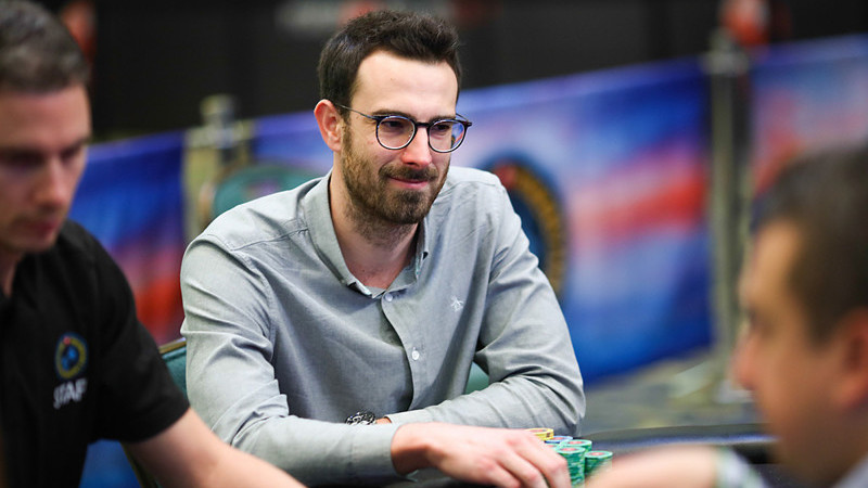 Vicent Boscà busca un asiento en la mesa final del Main Event