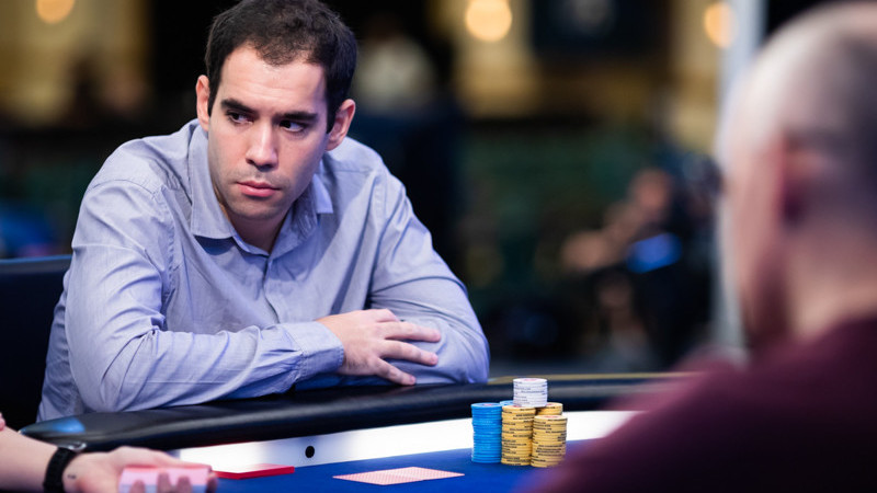 Jesús Cortés acaricia el brazalete en el evento 35: $5,000 Pot Limit Omaha Championship