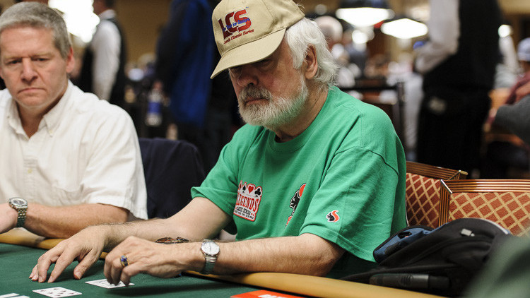 El miembro del Hall of Fame Tom McEvoy pone a la venta su brazalete del Main Event