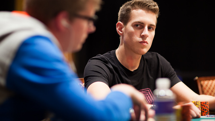 Mike McDonald y Terrence Chan se enzarzan por una apuesta en PokerShares