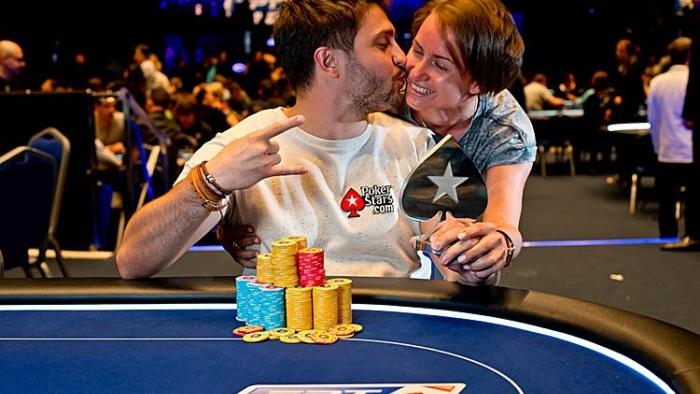 La pareja que juega al poker unida, gana unida