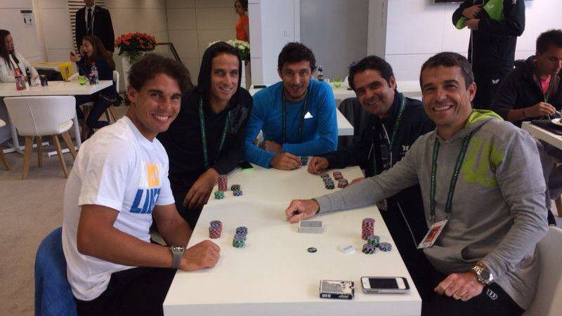 Rafa Nadal pela a sus compañeros de profesión, también al poker Rafa Nadal pela a sus compañeros de profesión, también al poker