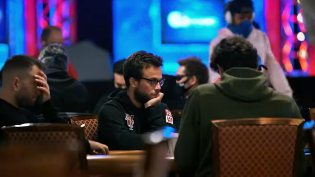 Romain Lewis inicia el Día 2 luchando con todo para aumentar su stack inicial de 7 ciegas Romain Lewis inicia el Día 2 luchando con todo para aumentar su stack inicial de 7 ciegas