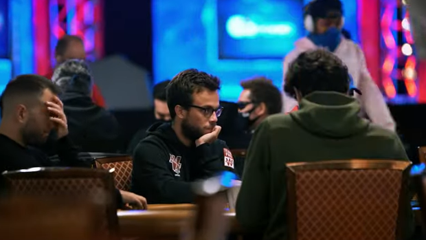 Romain Lewis inicia el Día 2 luchando con todo para aumentar su stack inicial de 7 ciegas