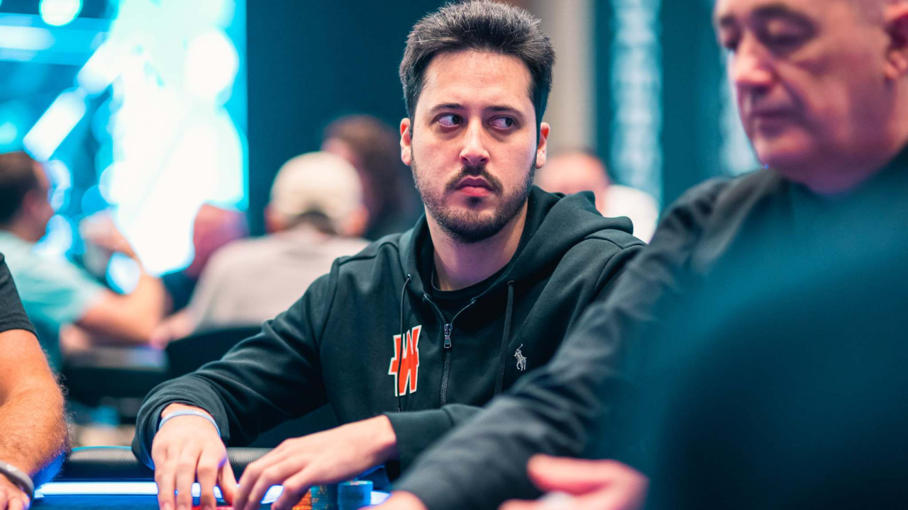 Mesa final de Adrián Mateos en el Sunday High Rollers ME tras el EPT Paris